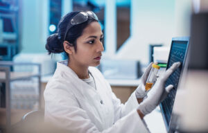 Female DS Scientist In Lab